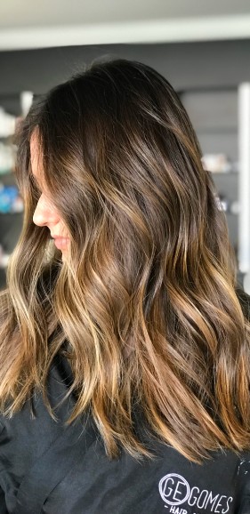 Cliente com mechas e visagismo capilar Ge Gomes Medianeira