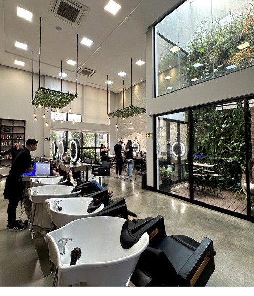 Interior do salão de beleza Ge Gomes em Medianeira PR