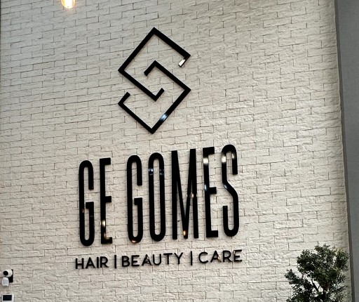 Logo Ge Gomes Hair | Beauty | Care na recepção do salão em Medianeira PR